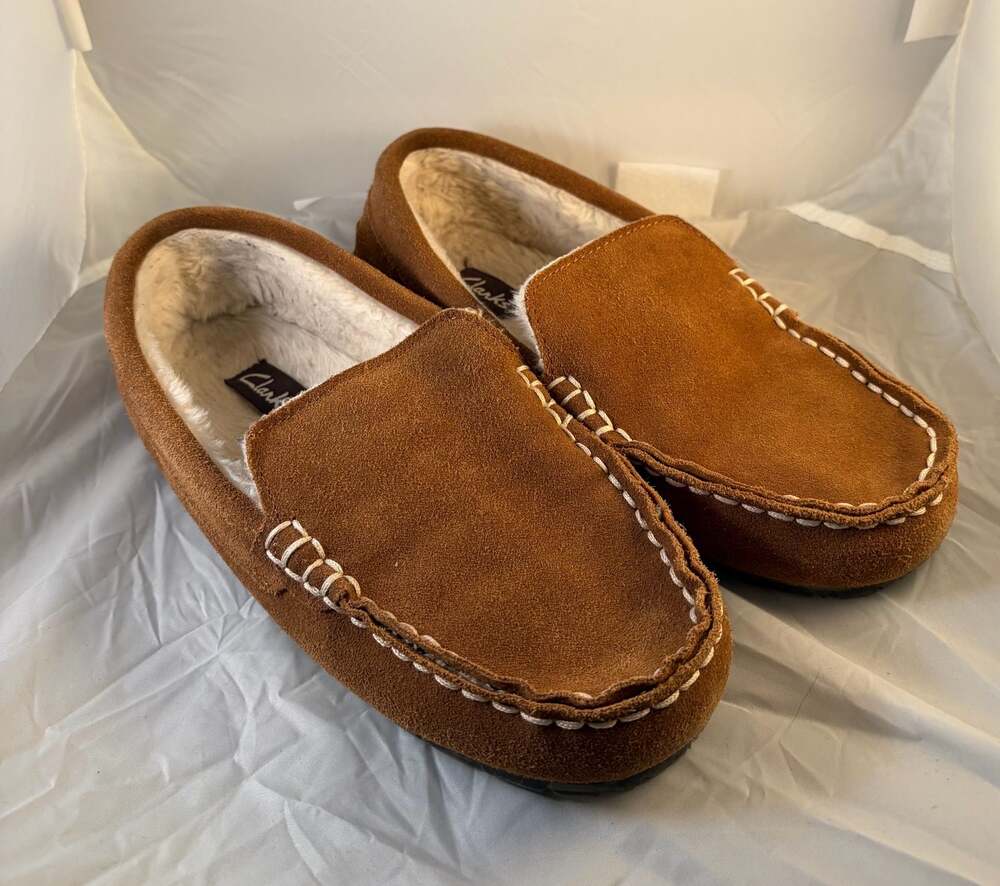 Clarks Moccasins Faux Fur Lining Sz 10 M Slippers Brown Suede Like New